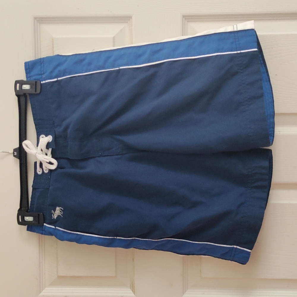Abercrombie men's size medium blue and white mesh lined swim trunks